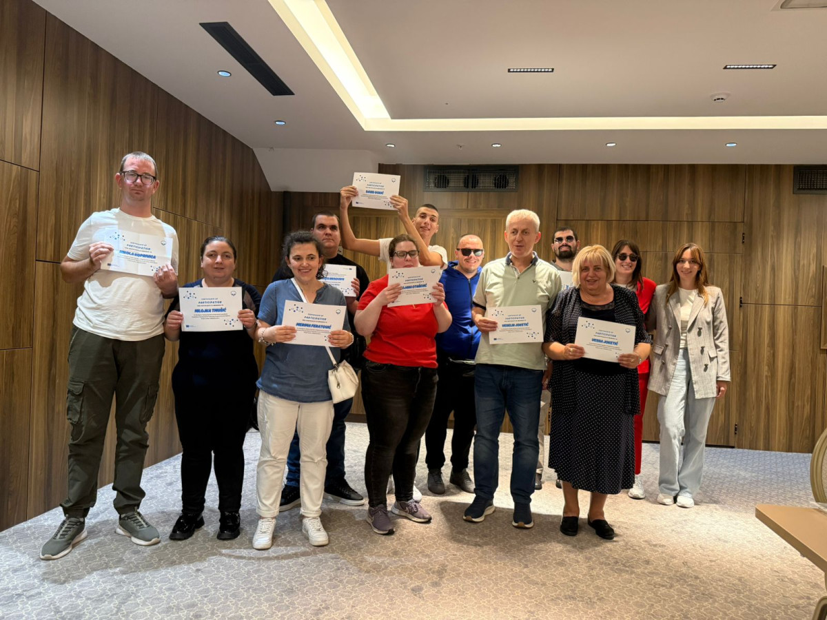 Grupa učesnika iz Crne Gore stoji u zatvorenom prostoru i drži potvrde o učešću.